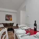 Apartamento Mona *