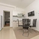 Apartamento Mona *