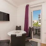 Mona Apartamento Makarska