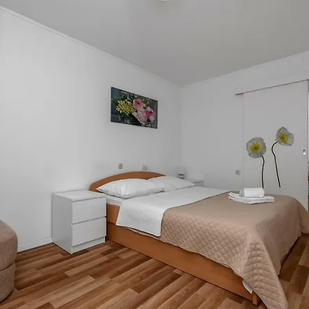 Apartment Mona *