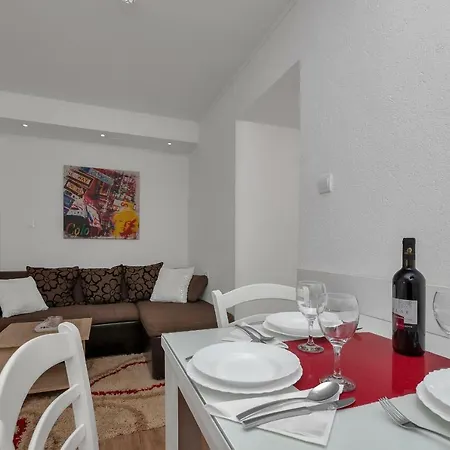 Apartment Mona *