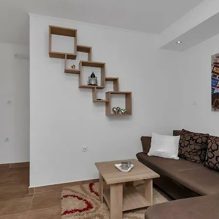 Apartment Mona *