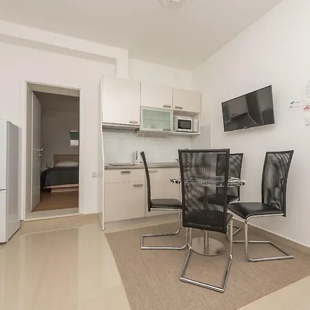 Apartment Mona *