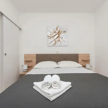 Apartment Mona *