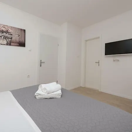 Apartment Mona *