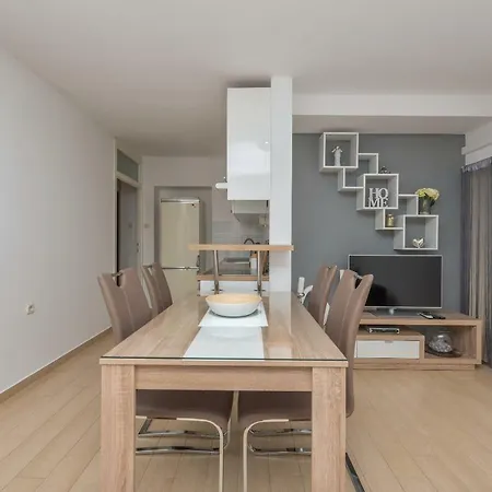 Apartment Mona *