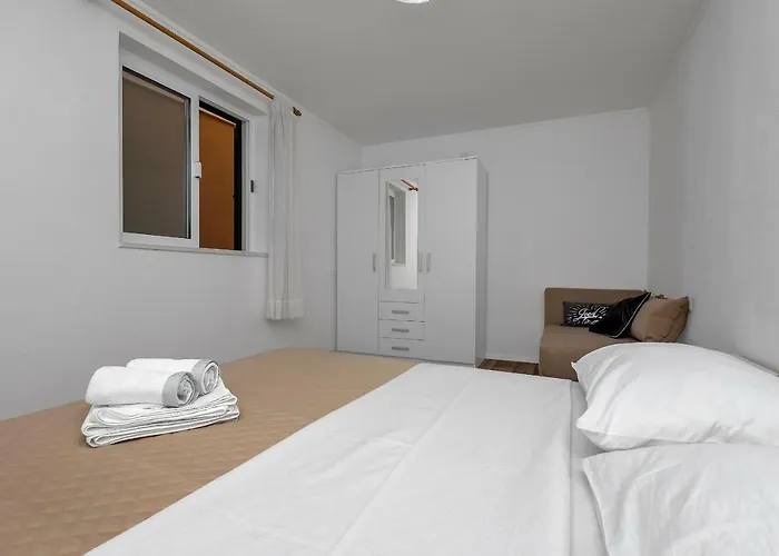 Mona Apartman *