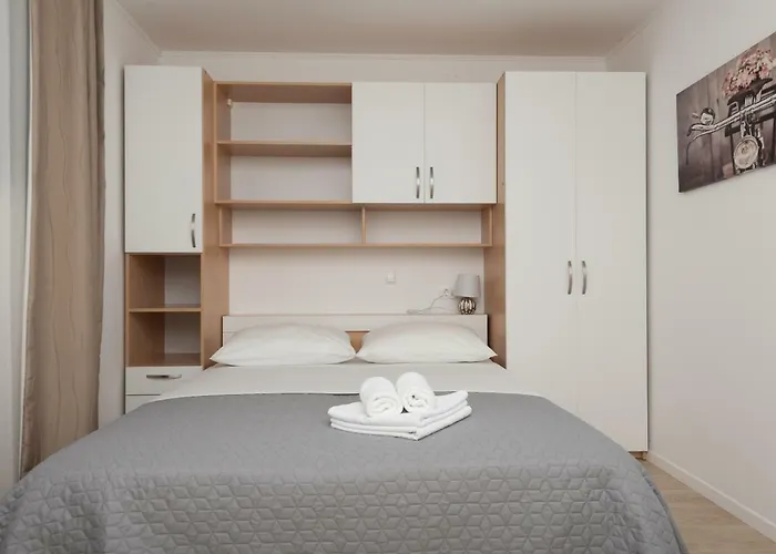 Mona Apartman *