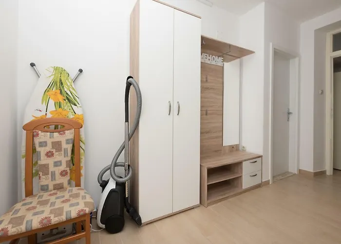 Mona Apartman *